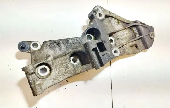 Nissan Almera N16 Engine mounting bracket 8200327134