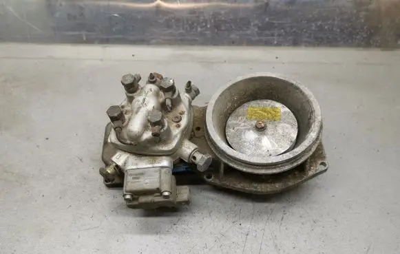 Audi 80 90 B3 Fuel distributor 0438121011 026133353 0438101005