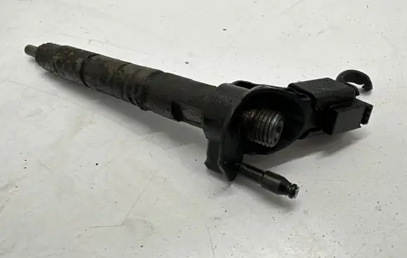 Mercedes-Benz CLS C218 X218 Fuel injector A6420701187