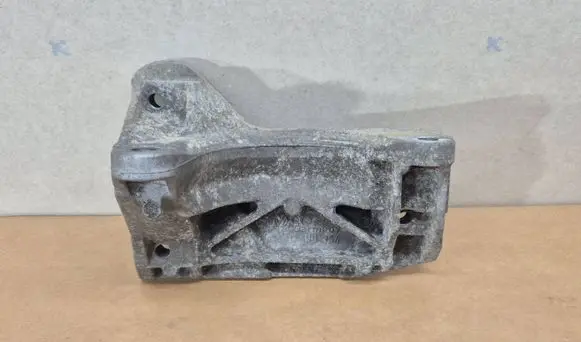 Audi A6 S6 C4 4A Engine mounting bracket 4a0199354