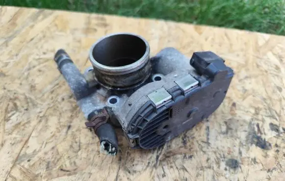 Opel Corsa D Throttle body valve 24420536 98922 0280750133