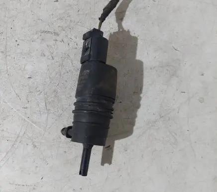 BMW 5 E39 Windscreen/windshield washer pump 107818