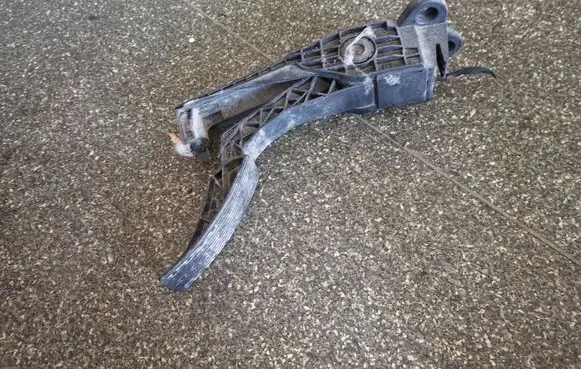 Mercedes-Benz ML W164 Accelerator throttle pedal A1643000104