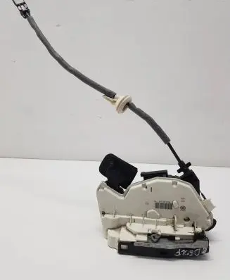 Volkswagen Golf VII Front door lock 5K1837016D