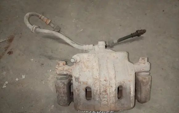 Mitsubishi Outlander Front brake caliper