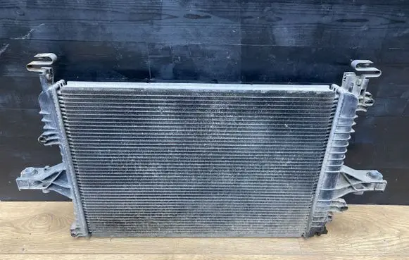 Volvo XC70 Coolant radiator 30714122