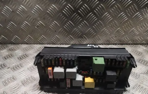 Mercedes-Benz C W204 Fuse box set 2129005622 A2129005622