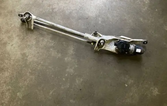 Mitsubishi L200 Front wiper linkage and motor 8250A124 WM07B