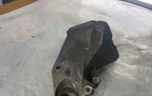 Engine mounting bracket