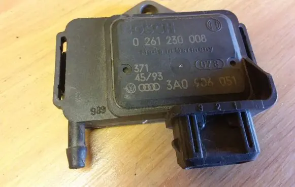 Volkswagen Golf III Air pressure sensor 0261230008