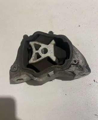 Volvo XC90 Engine mount bracket F7021101