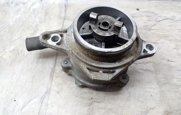 BMW 5 E39 Vacuum pump 2249939