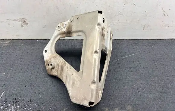 Audi A6 S6 C6 4F Fender mounting bracket 4F0821136A