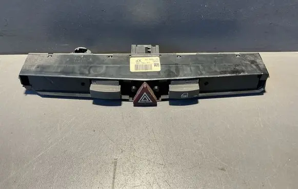 Opel Astra H Hazard light switch 13100105 03758075