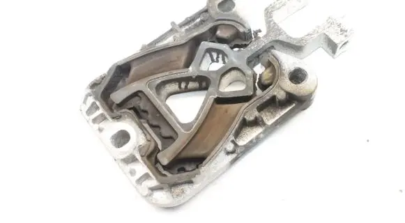 Ford Focus Engine mount bracket