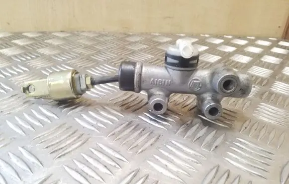 Toyota Previa (XR30, XR40) II Clutch master cylinder