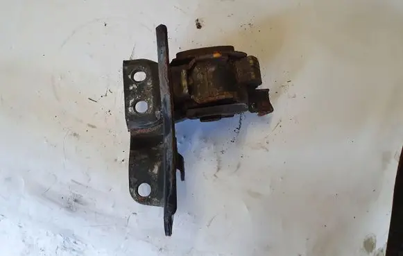 Toyota Corolla Verso E121 Engine mounting bracket NOCODE