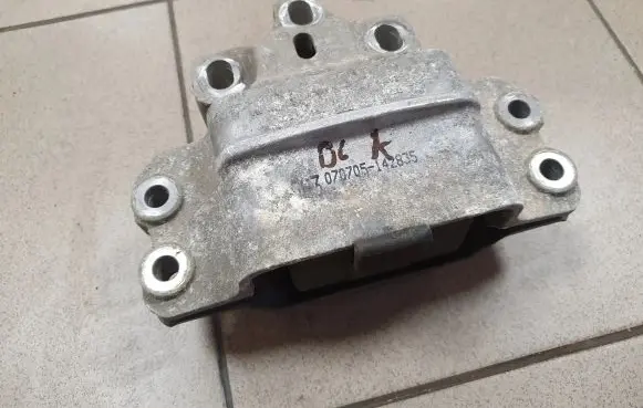 Volkswagen PASSAT B6 Engine mount bracket 3C0199555