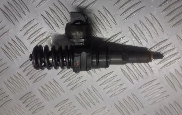 Volkswagen PASSAT B6 Fuel injector 038130073