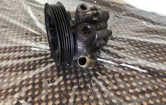 Toyota Corolla Verso AR10 Power steering pump