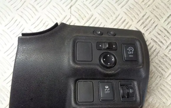 Nissan Note (E12) Wing mirror switch 689TD3VU1A