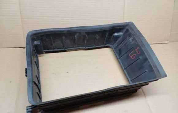 Radiator cooling fan shroud