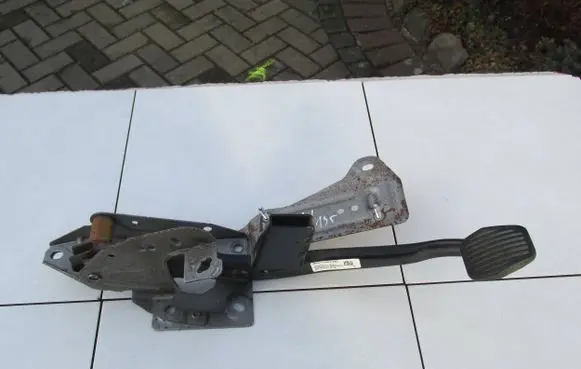 Ford Focus Brake pedal BV612467GC 11931M05