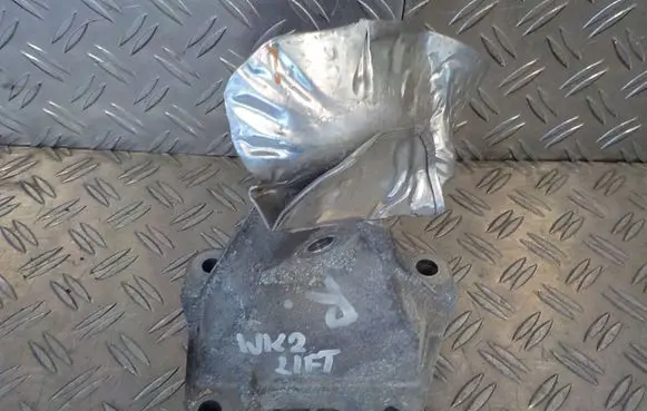 Jeep Grand Cherokee Engine mounting bracket