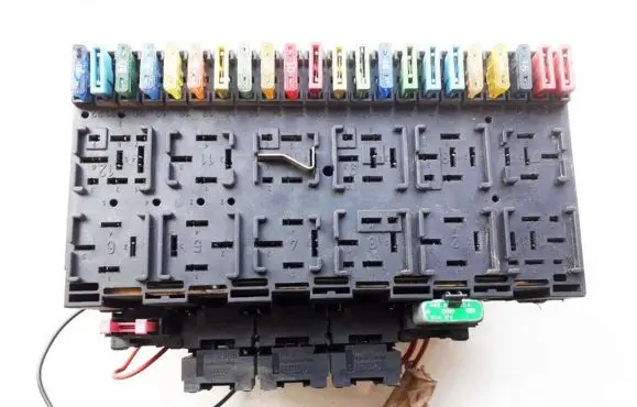 Volkswagen Golf III Fuse box set 357937039