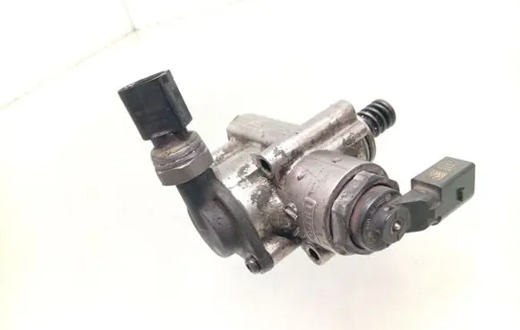 Audi A4 S4 B7 8E 8H Fuel injection high pressure pump 06F127025H 06E906051E 06F025H