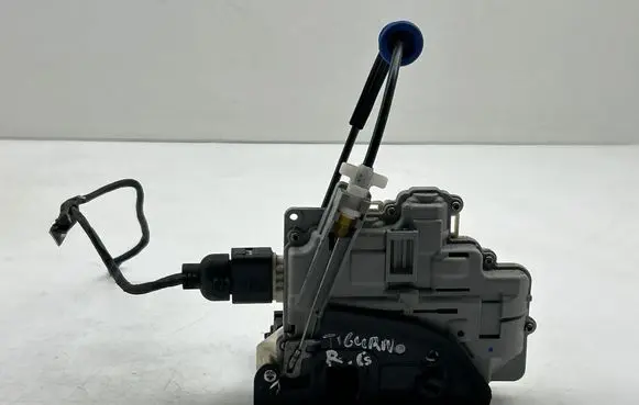 Volkswagen Tiguan Rear door lock 3C4839016A