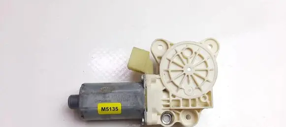 Mercedes-Benz E W211 Front door window regulator motor A2118202942 M5135