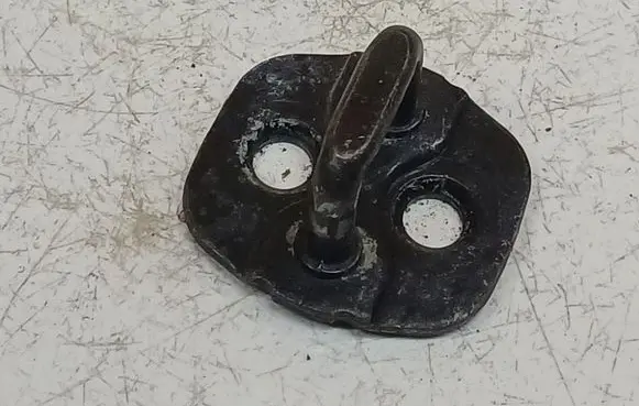 Nissan Note (E11) Front door lock loop/hook striker