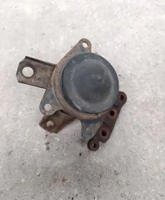 Mitsubishi Grandis Engine mount bracket
