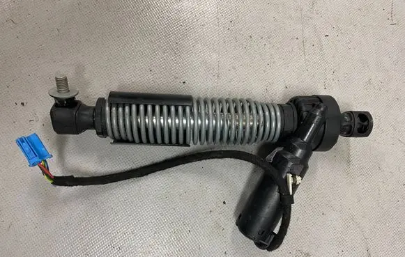 BMW 8 G15 Tailgate strut 7453768