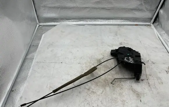 Mazda 3 I Front door lock 42452