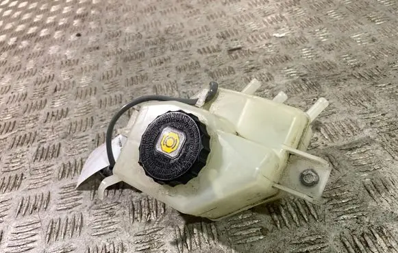 Lexus NX Brake fluid reservoir 