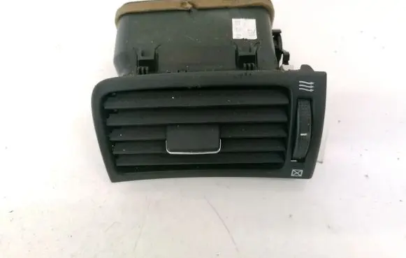 Toyota Avensis T250 Dash center air vent grill