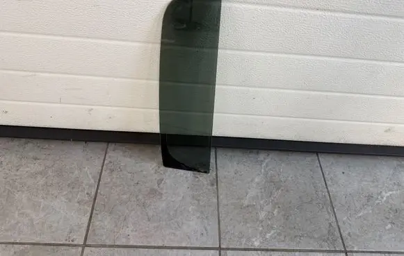 Volkswagen Amarok Rear vent window glass 