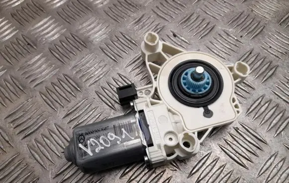 Mercedes-Benz CLA C118 X118 Front door window regulator motor A0009061607