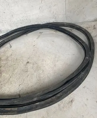 Volkswagen Touran III Rear door rubber seal (on body) 