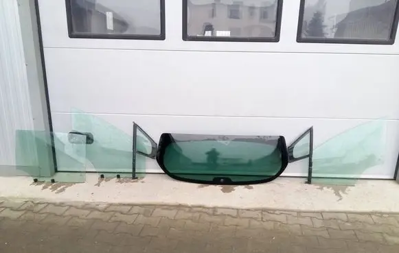 Peugeot 3008 I Front door vent window glass four-door E000191
