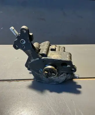 Volkswagen Touran I Vacuum pump 038145209