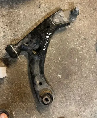 Volvo XC40 Front lower control arm/wishbone 32221282