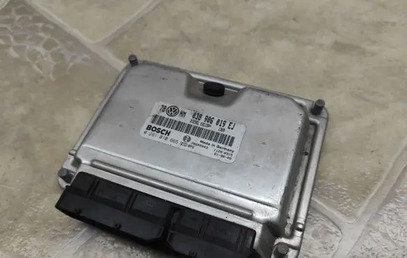 Volkswagen PASSAT B5.5 Engine control unit/module 038906019EJ 0281010665