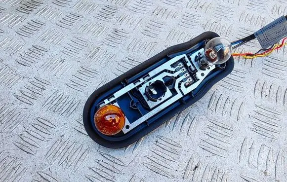BMW 5 E39 Tail light bulb cover holder 2496339