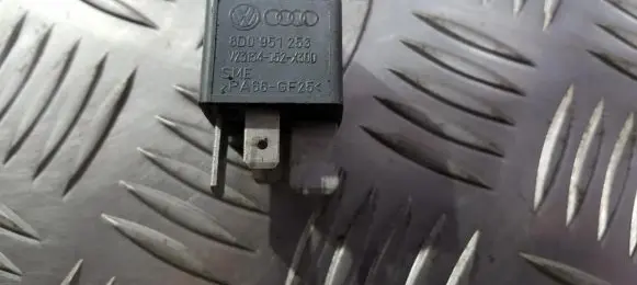 Volkswagen PASSAT B5.5 Other relay 8d0951253 v23134-j52-x300