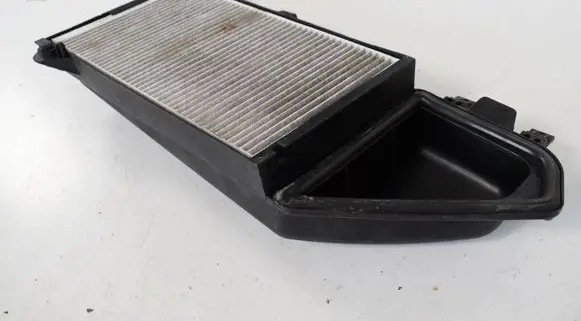 BMW 5 E60 E61 Air filter box cover 6913503