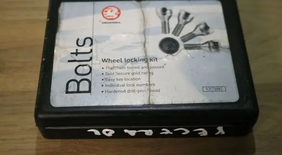 Vauxhall Vectra C Anti-theft wheel nuts and lock 93173882