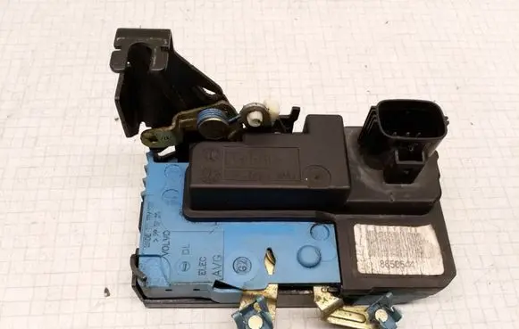 Volvo V70 Front door lock 8650544